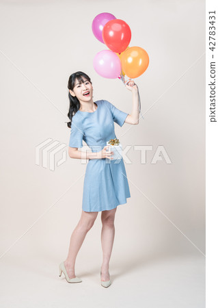 有氣球和禮物的婦女 42783431