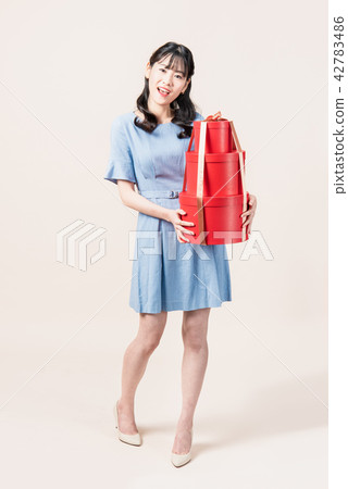 有禮物盒的婦女 有禮物盒的婦女 42783486