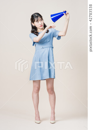 有擴音器的婦女 42783538