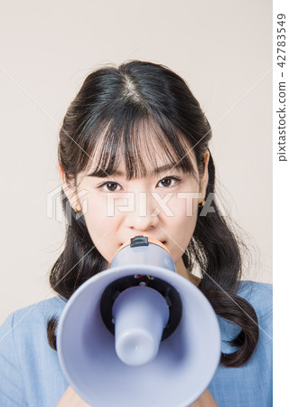 有擴音器的婦女 42783549