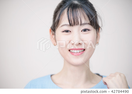 一個女人有各種面部表情 42784490