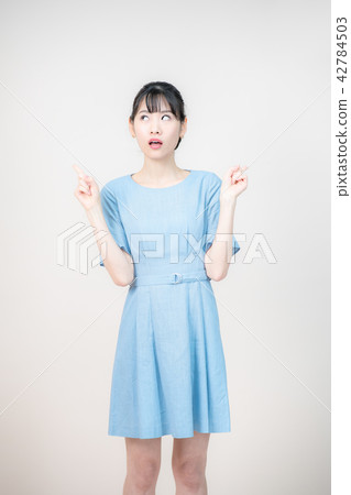 一個女人有各種面部表情 42784503