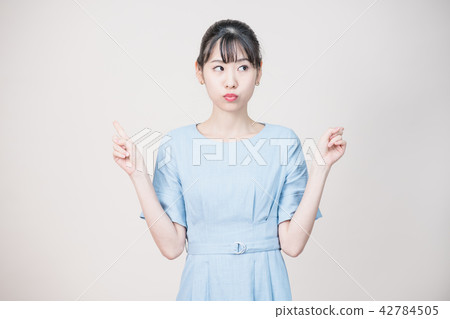 一個女人有各種面部表情 42784505