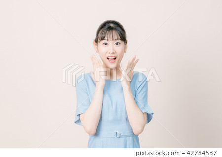 一個女人有各種面部表情 一個女人有各種面部表情 42784537