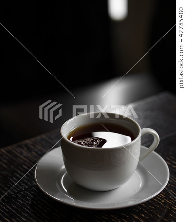 hot drink, cup of tea, dark room 42785480