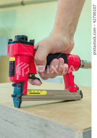 Red sroiteny pneumatic stapler Red sroiteny pneumatic stapler 42786107