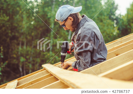tightening the screws 42786737