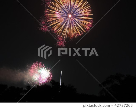 Todabashi煙花的煙花顯示著色夜空 Todabashi煙花的煙花顯示著色夜空 42787263
