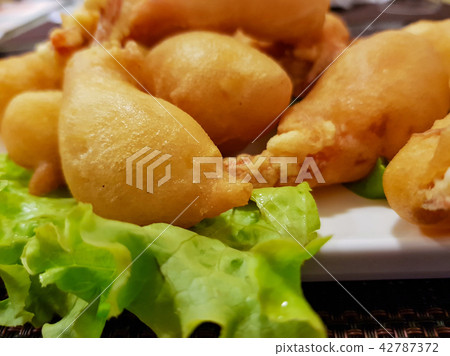 Large shrimps in deep-fried 42787372