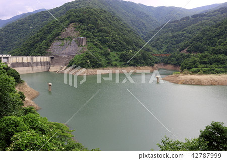 Miyagawa Dam where bridges appeared due to lowering of the water level Miyagawa Dam where bridges appeared due to lowering of the water level 42787999
