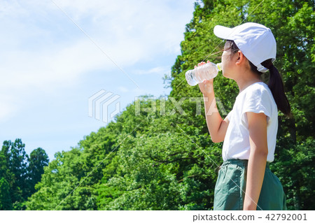 一個塑料瓶的婦女飲用水本質上 42792001