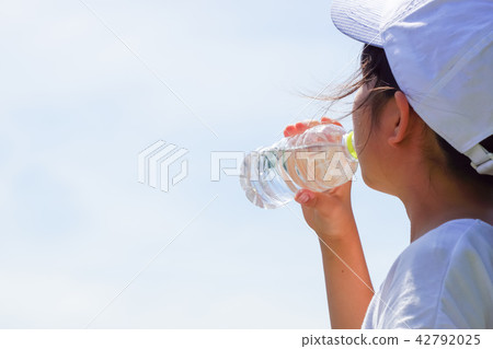 一個塑料瓶的婦女飲用水本質上 一個塑料瓶的婦女飲用水本質上 42792025