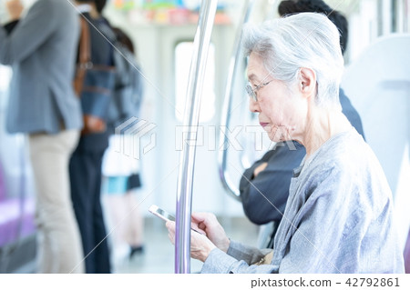 Senior women's portrait to operate smartphones Silver generation elderly female portrait 42792861