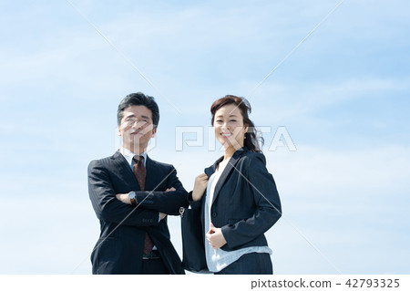 Boss and senior executives and young employees male employees and female employees business people business scenes office scenes 42793325
