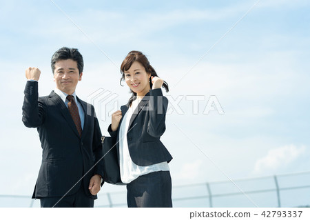Boss and senior executives and young employees male employees and female employees business people business scenes office scenes 42793337