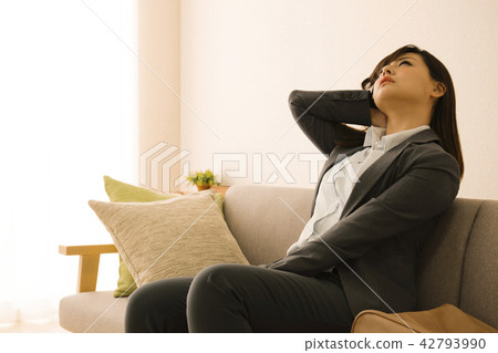 疲憊疲勞疲憊的商業女人生活方式女人回家累了 42793990