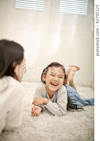 Mom and child facing each other 42795125