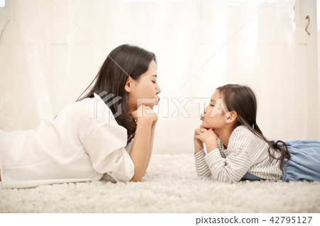 Mom and child facing each other 42795127