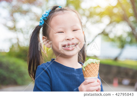 girl with dirty mouth while eating ice cream 42795843