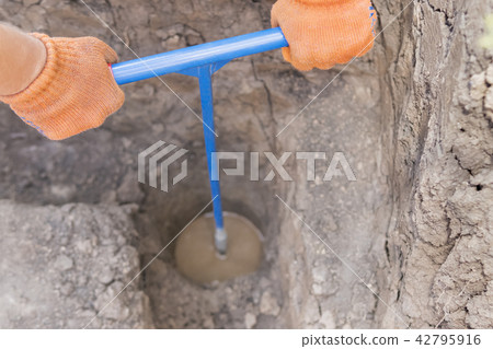 Drilling a well manually 42795916