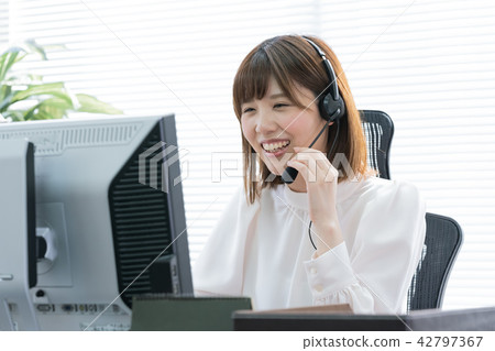 一個處理電話的女人 42797367