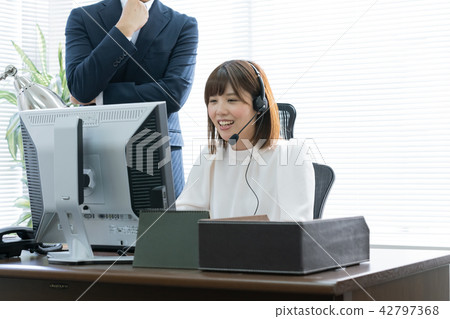 一個處理電話的女人 一個處理電話的女人 42797368