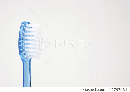 흰 배경에 클로즈업한 칫솔 42797484