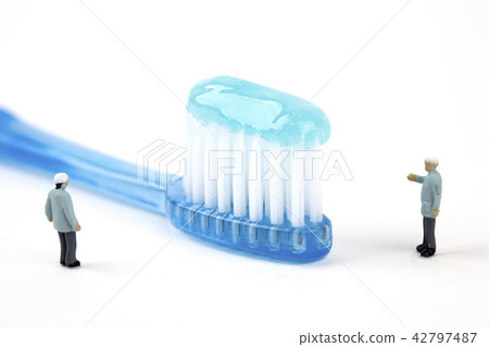 有一把牙刷的微型人在白色背景 42797487