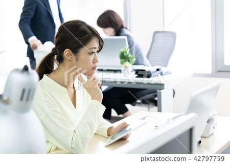 前往個人電腦的女商人 42797759