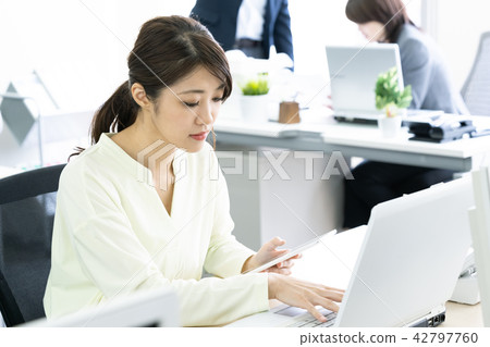Business woman heading to PC Business woman heading to PC 42797760
