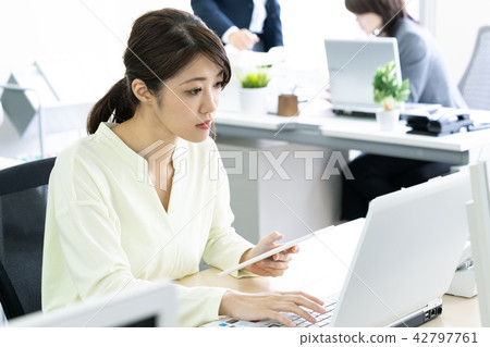 前往個人電腦的女商人 前往個人電腦的女商人 42797761