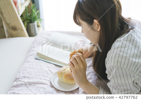 一個女人在床上看書 一個女人在床上看書 42797762