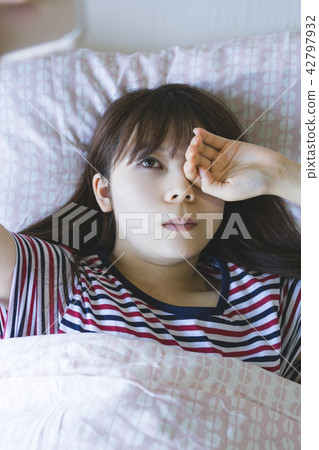 採取自已的婦女在她的床上 採取自已的婦女在她的床上 42797932