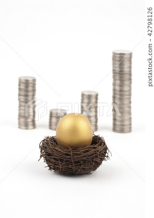 金蛋和硬幣寶塔 金蛋和硬幣寶塔 42798126