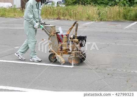 停車場白色圖畫 停車場白色圖畫 42799323