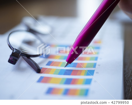 Business image · graph · glasses · female Business image · graph · glasses · female 42799950