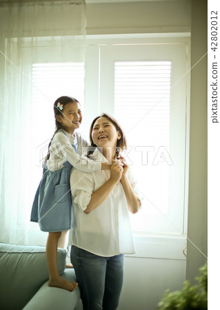 Mother and child holding each other 42802012