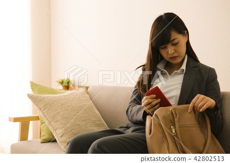 Sumaho notebook Business woman relaxing living sofa lifestyle woman looking for belongings Sumaho notebook Business woman relaxing living sofa lifestyle woman looking for belongings 42802513