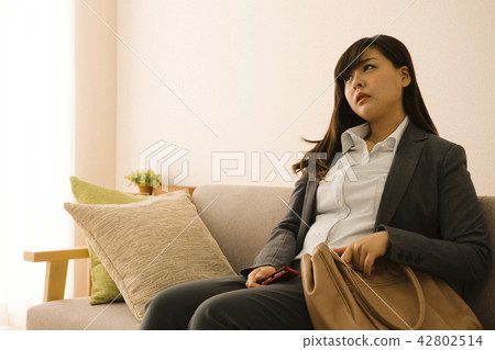 疲憊疲勞疲憊的商業女人生活方式女人回家累了 42802514