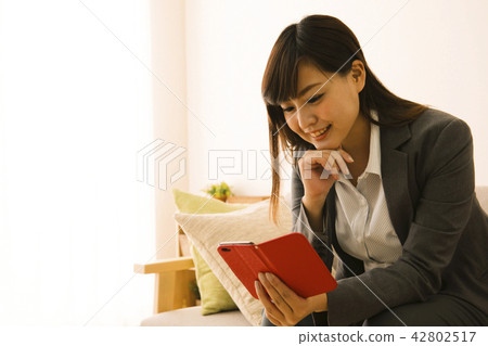 Sumaho女商人放鬆生活沙發生活方式 Sumaho女商人放鬆生活沙發生活方式 42802517