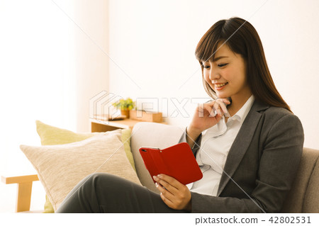 Sumaho女商人放鬆生活沙發生活方式 42802531