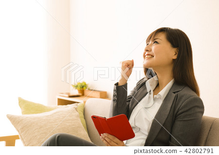 Sumaho女商人放鬆生活沙發生活方式 42802791