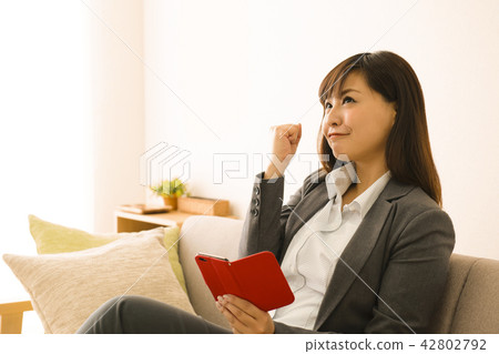 Sumaho女商人放鬆生活沙發生活方式 Sumaho女商人放鬆生活沙發生活方式 42802792