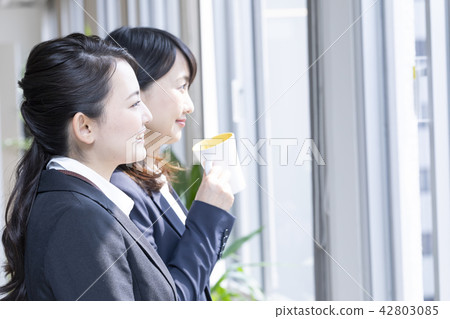 Business women's suits break 42803085