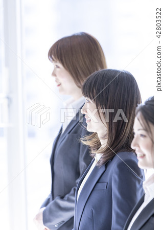 業務團隊3名女性 42803522