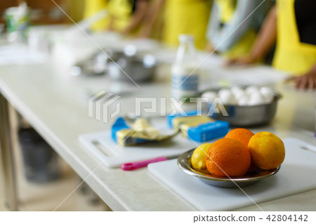 oranges and lemons in a metal plate in the kitchen oranges and lemons in a metal plate in the kitchen 42804142