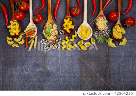Different pasta in spoons 42804230