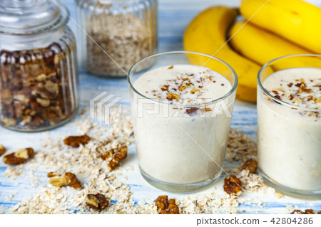 Smoothies with a banana, walnut and oat flakes Smoothies with a banana, walnut and oat flakes 42804286