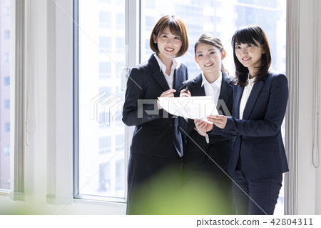 一個女人的西裝團隊 一個女人的西裝團隊 42804311