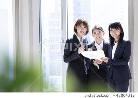 一個女人的西裝團隊 一個女人的西裝團隊 42804312
